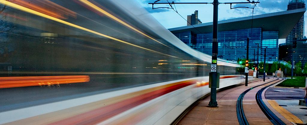 RTD Light Rail train speeding through downtown 丹佛.