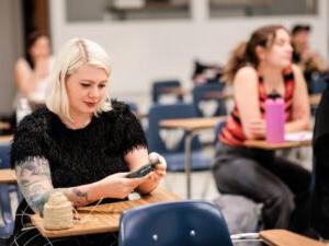 密歇根州立大学丹佛分校学生, 卡森贝利, in looks at a students final project in Egyptian Art class during finals week on May 3, 2023. 艾莉森·麦克拉伦摄