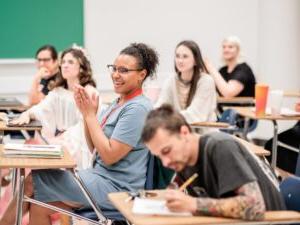 密歇根州立大学丹佛分校学生, Kendall Tayler Whyht, in Egyptian Art class during finals week on May 3, 2023. 艾莉森·麦克拉伦摄