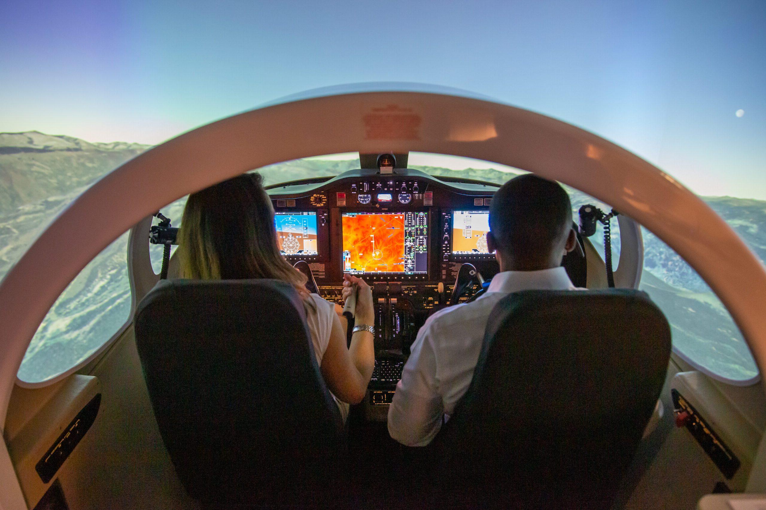 麦克杜将军和麦克杜博士. Davidson visits Aerospace and Engineering Science Building. President Janine Davidson and General Darren McDew experience the flight simulator in the 7th Street Classroom building on Thursday, 10月. 27, 2022. 总裁珍妮·戴维森博士.D., and General Darren McDew fly the simulator in the 7th Street Classroom.