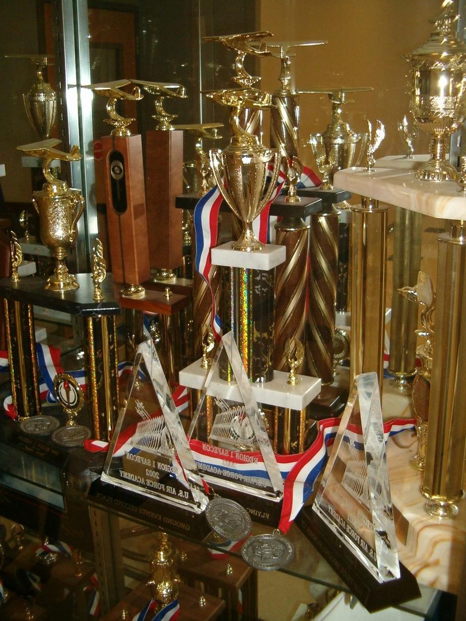 Trophies and medals awarded to the 密歇根州立大学丹佛精密飞行队.